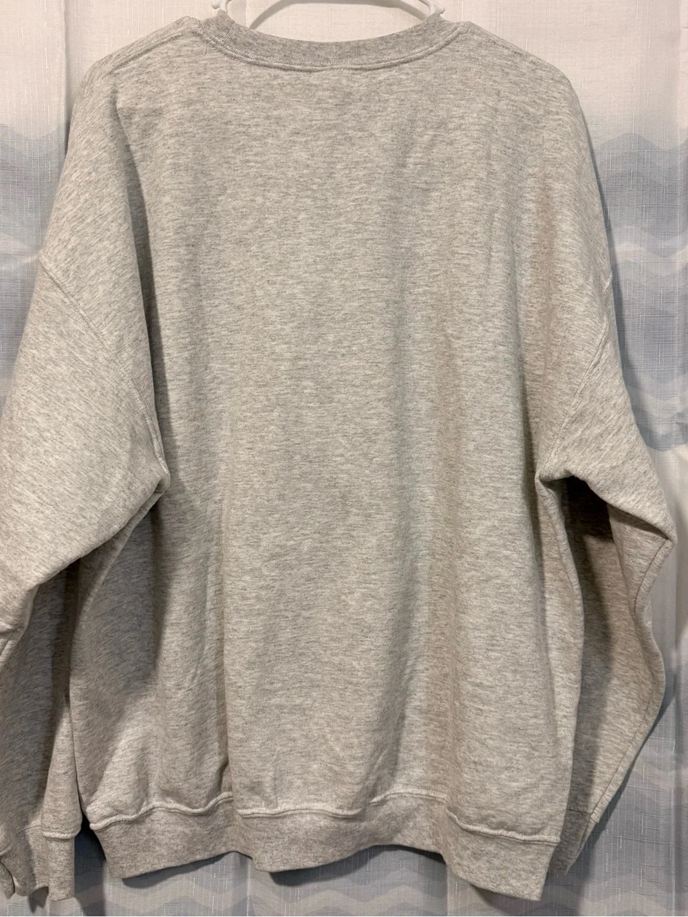 Vintage Gildan Gray Crewneck Sweatshirt with ravens grinch Graphic